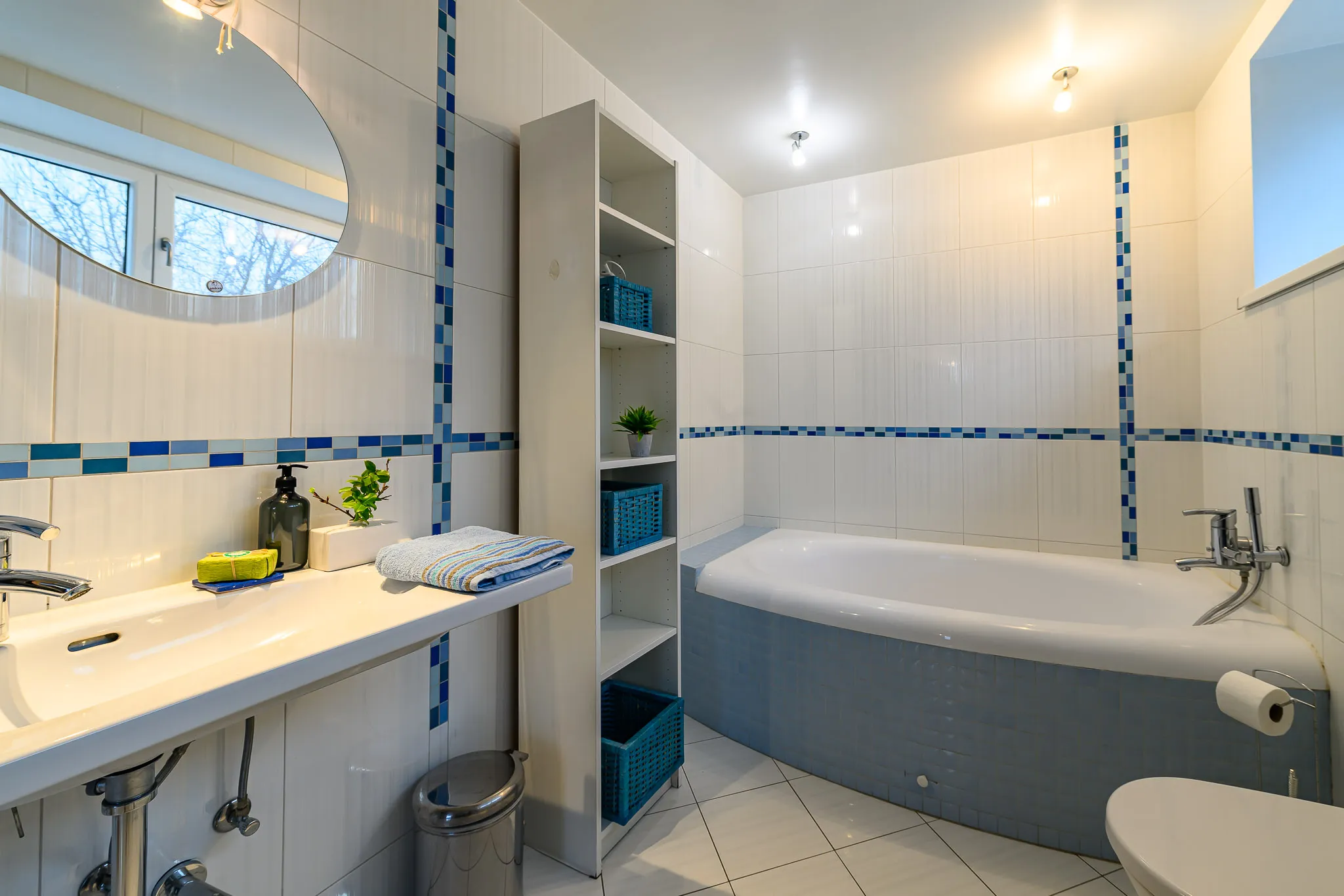 Bathroom with a bathtub and a large washbasin