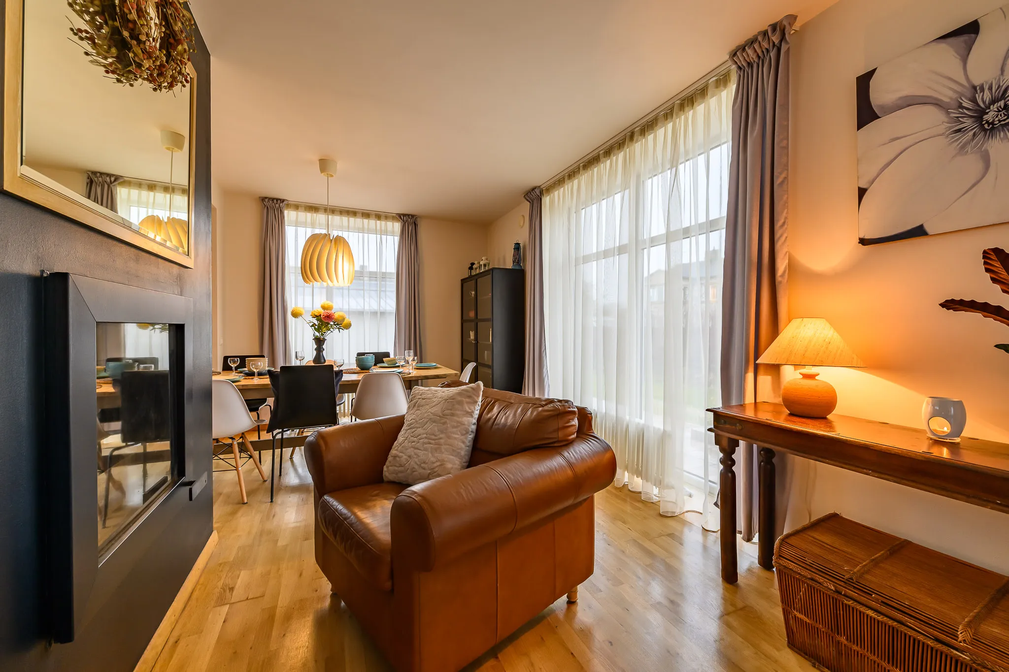 Living room with a wood-burning fireplace and a leather armchair